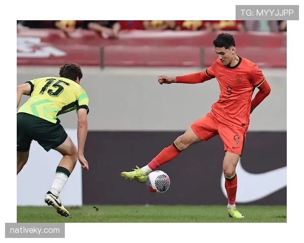 张琳芃高位逼抢撕开对方防线，助力国足关键战防守角色升变